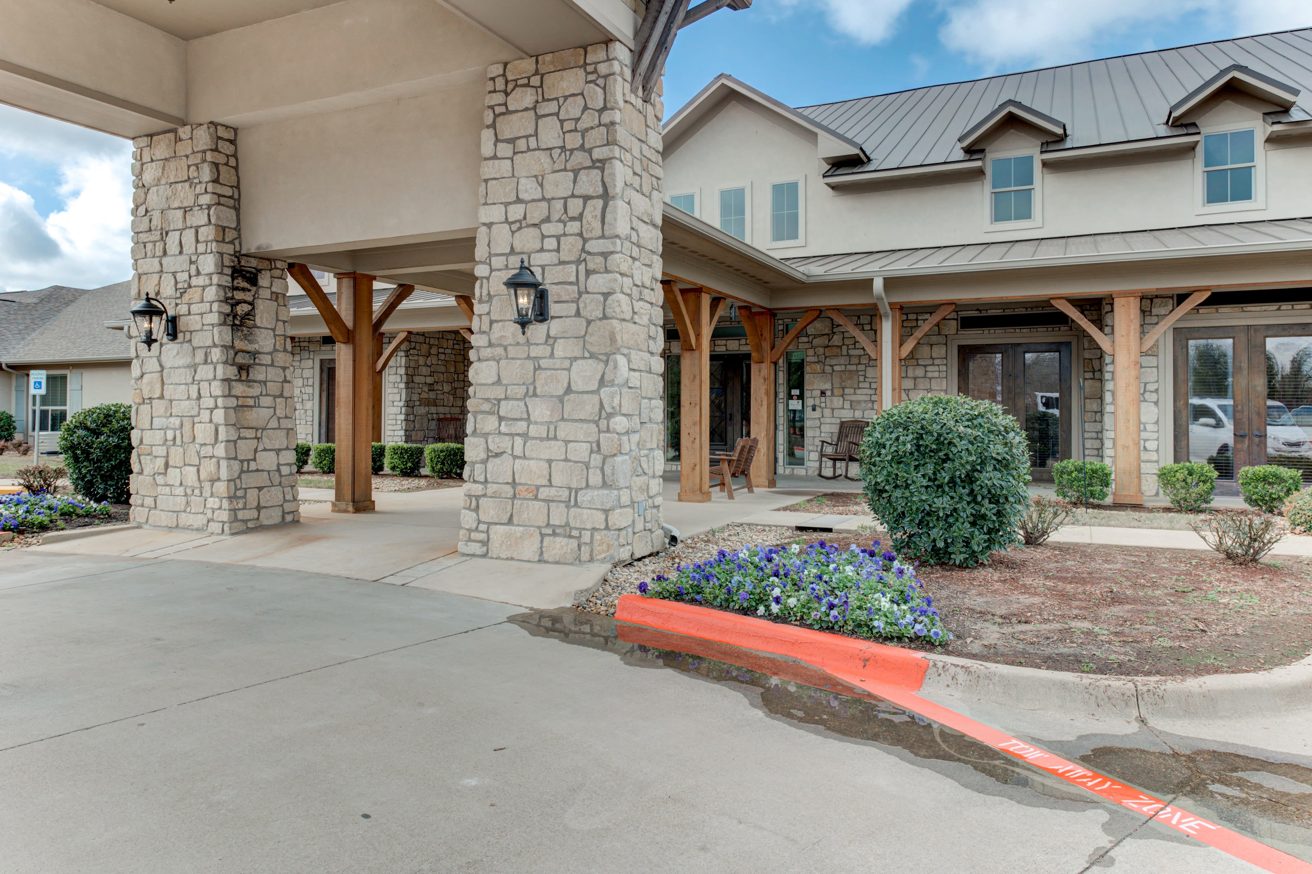 Arabella of Athens Senior Living outdoor common area