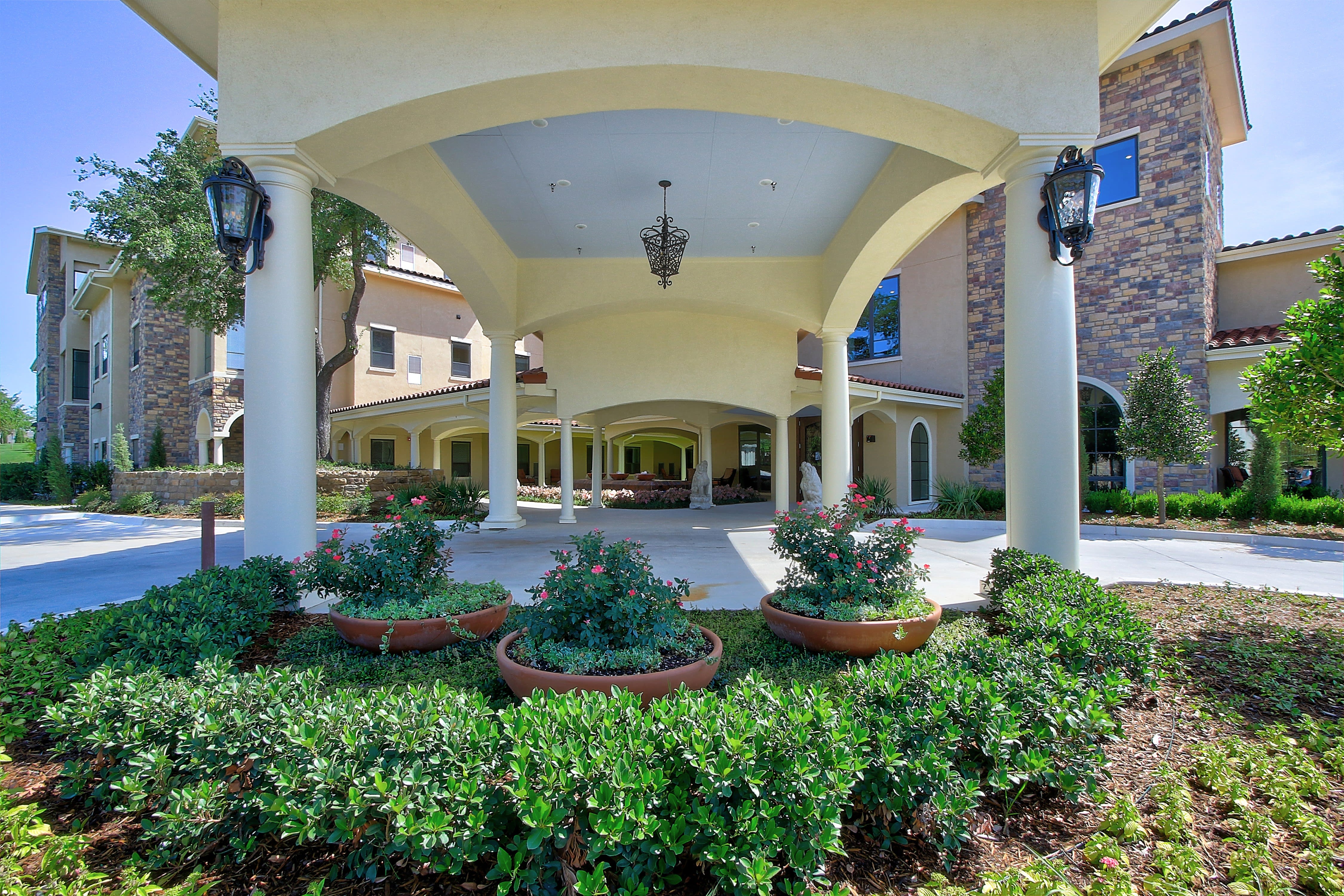 The Ridglea Senior Living outdoor common area