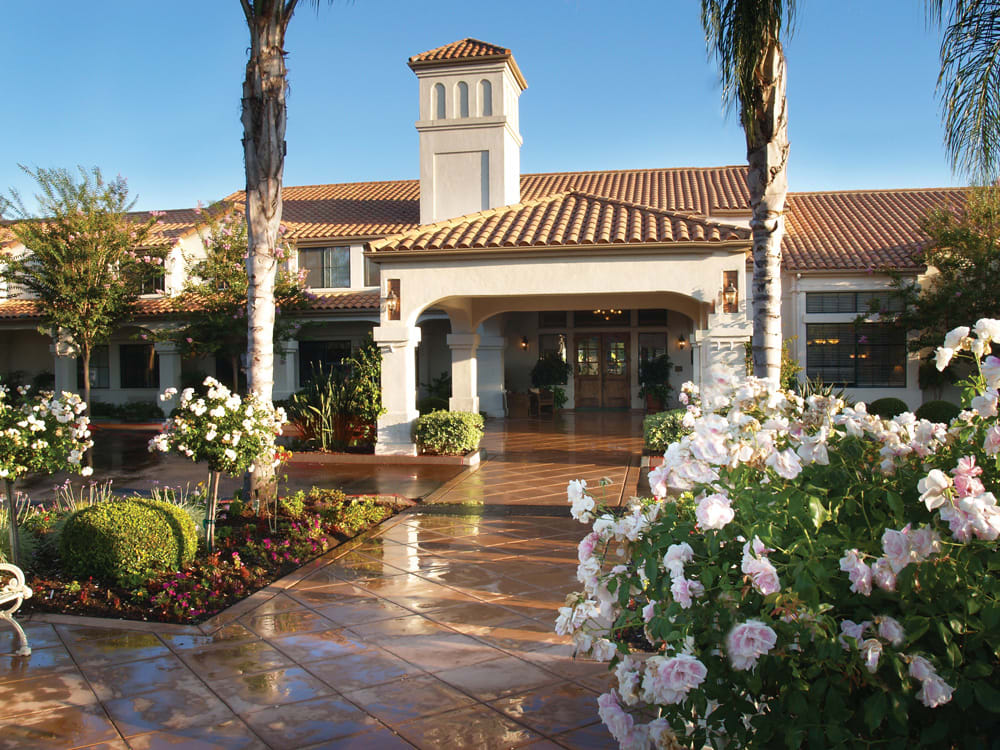 Oakmont of Escondido Hills outdoor common area