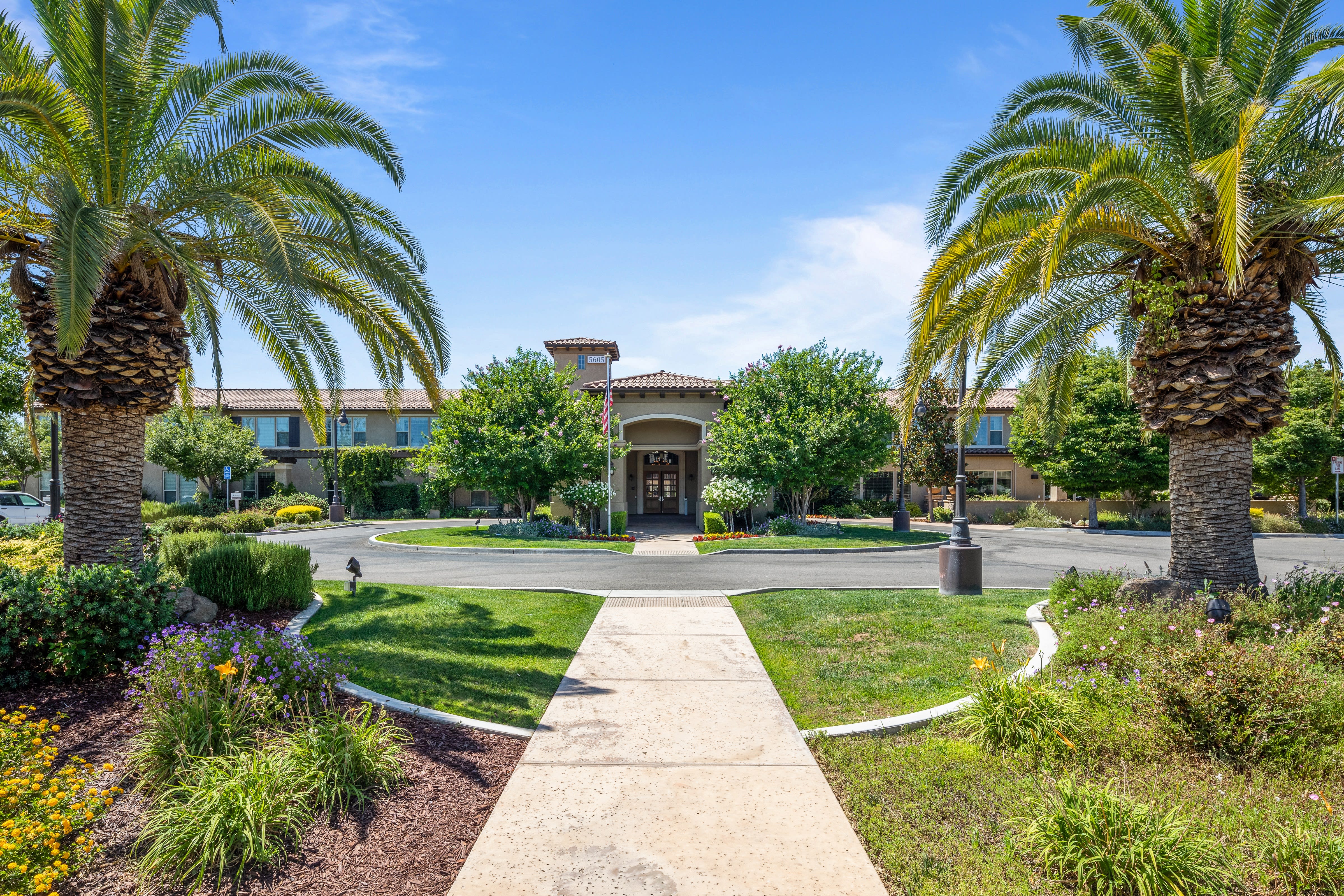 Oakmont of Fresno outdoor common area