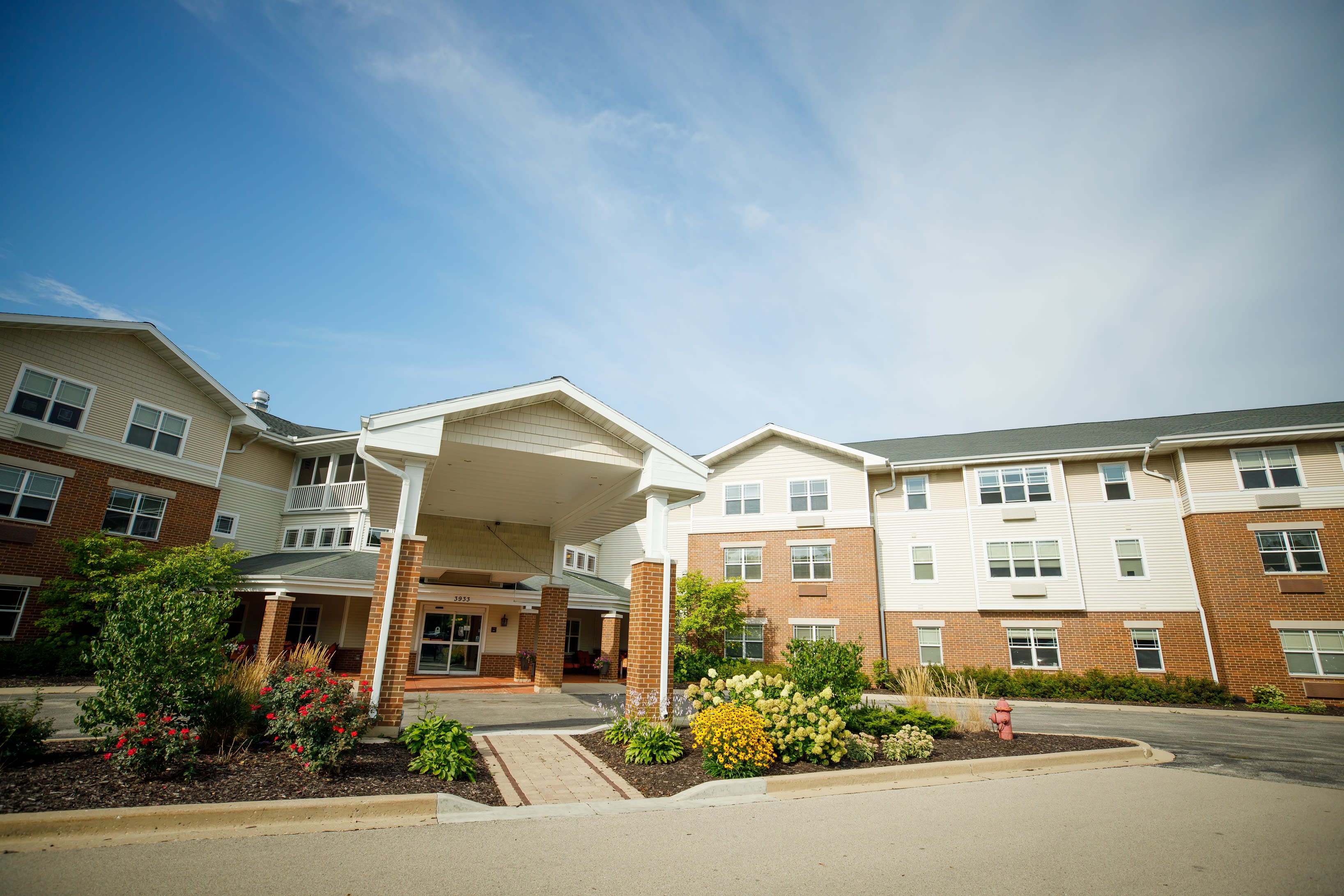 Hickory Park Senior Living outdoor common area