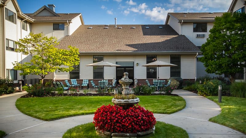 Richmont Senior Living outdoor common area