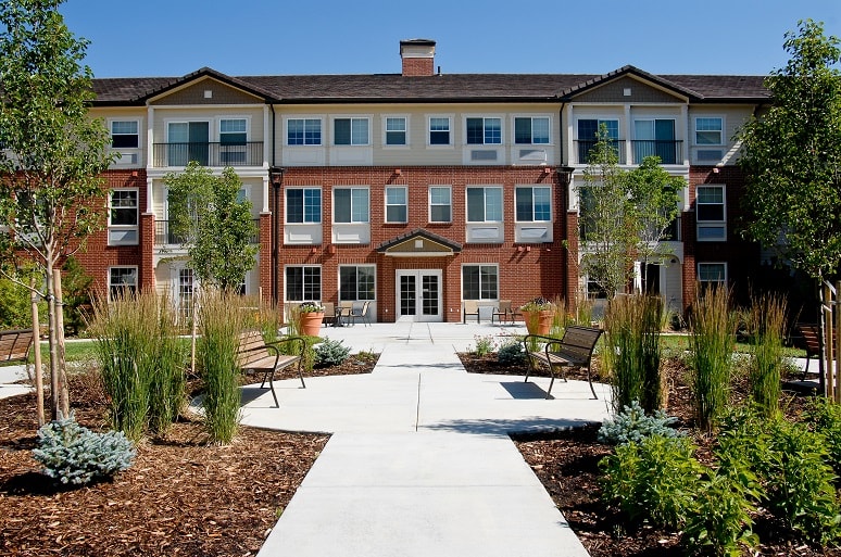 Lincoln Meadows Senior Living outdoor common area