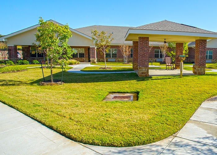 Corinth Rehabilitation Suites on the Parkway outdoor common area