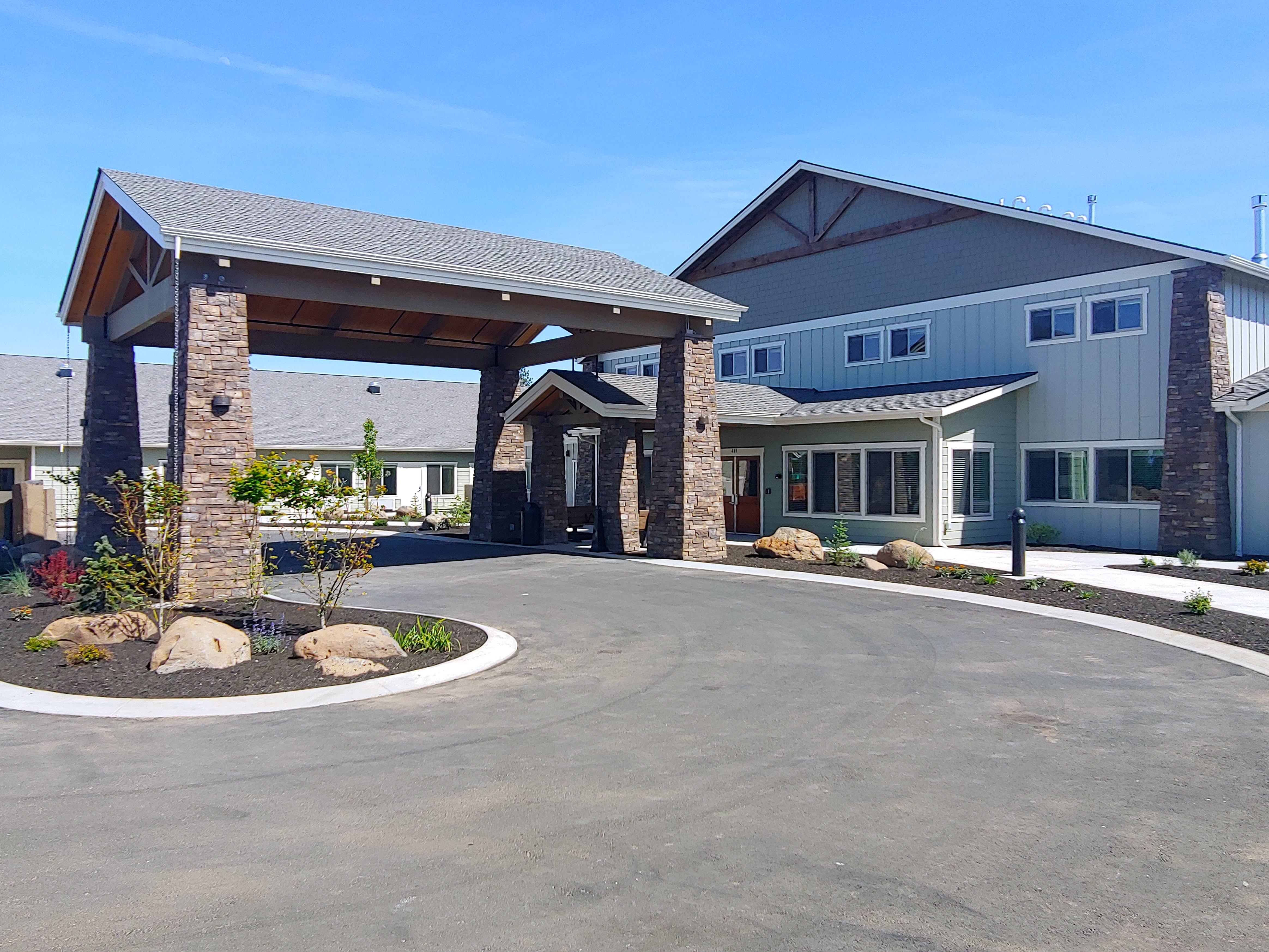 Sisters Senior Living outdoor common area